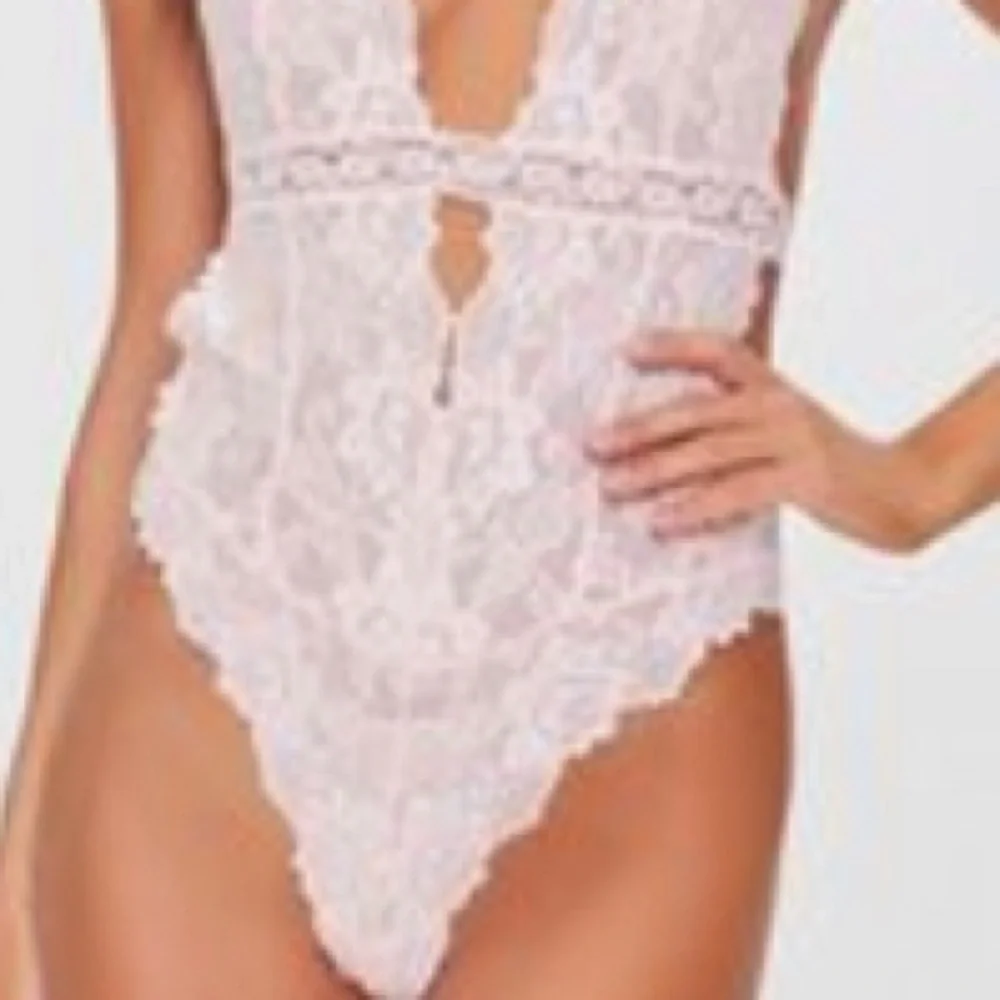 Lace halter bodysuit - Picture 3 of 3